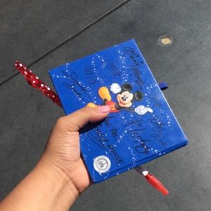 Meet your Posher, Monik